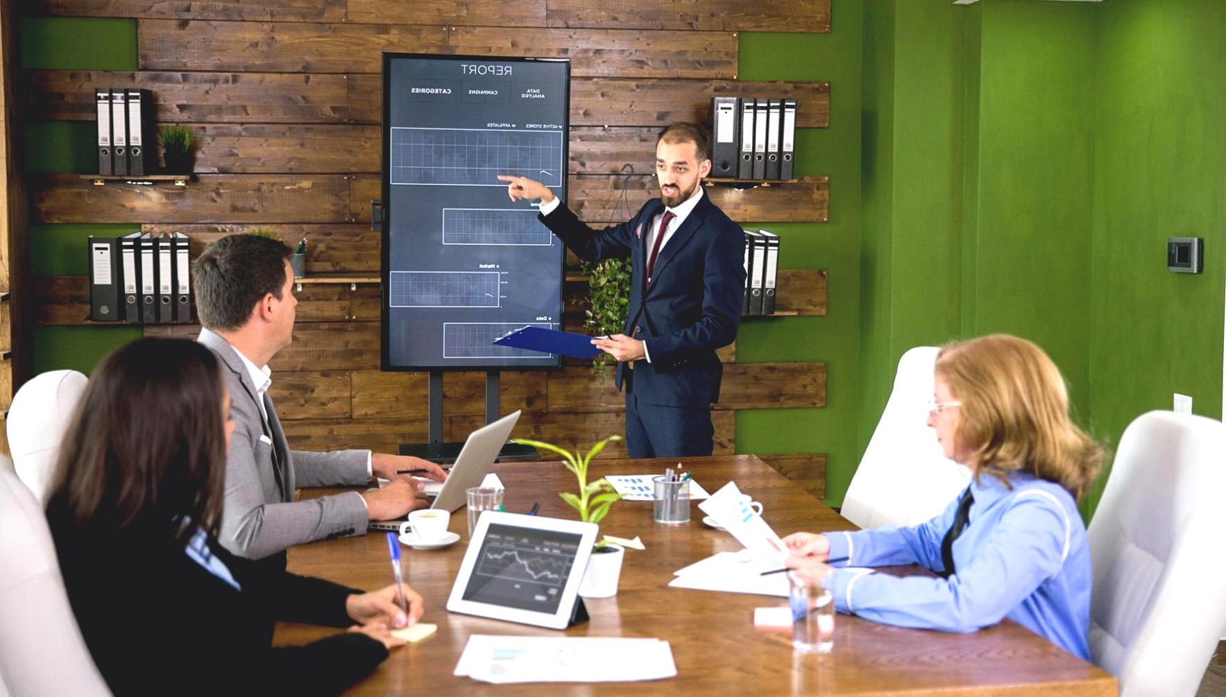 Persona analizando gráficos financieros en una tablet moderna