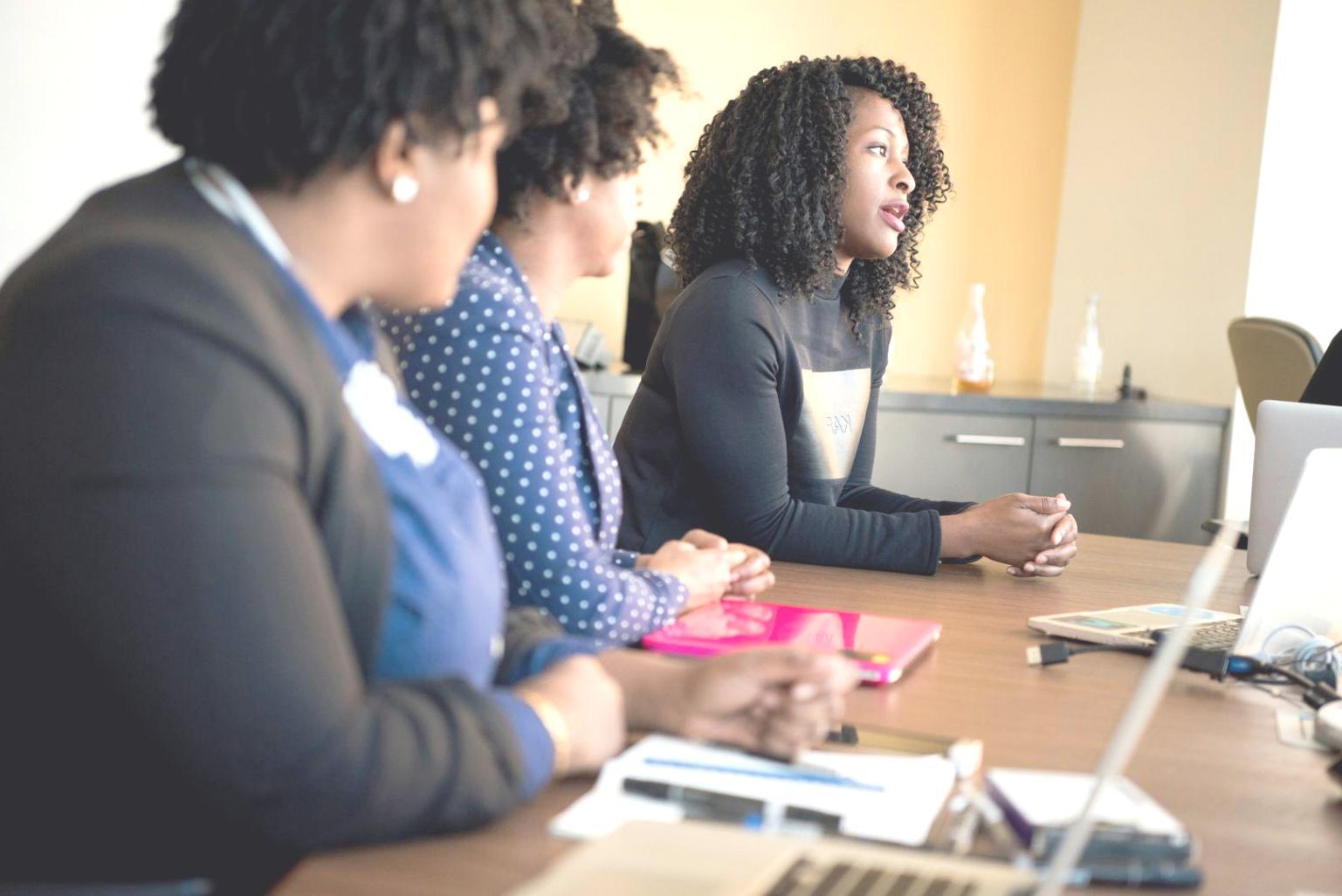 Mesa de trabajo con documentos financieros y calculadora organizados