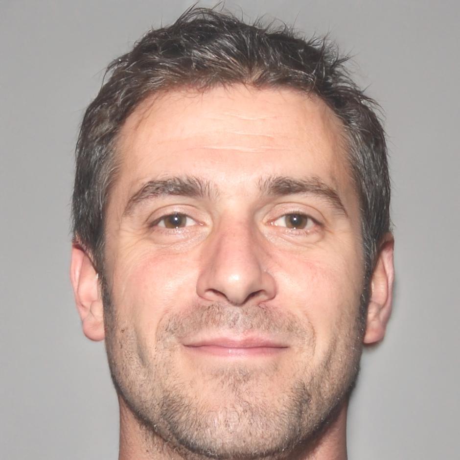 Retrato profesional de Alberto Mendoza