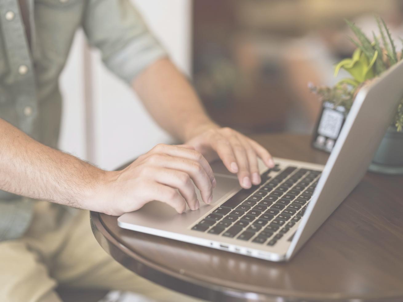 Persona consultando datos financieros en su smartphone