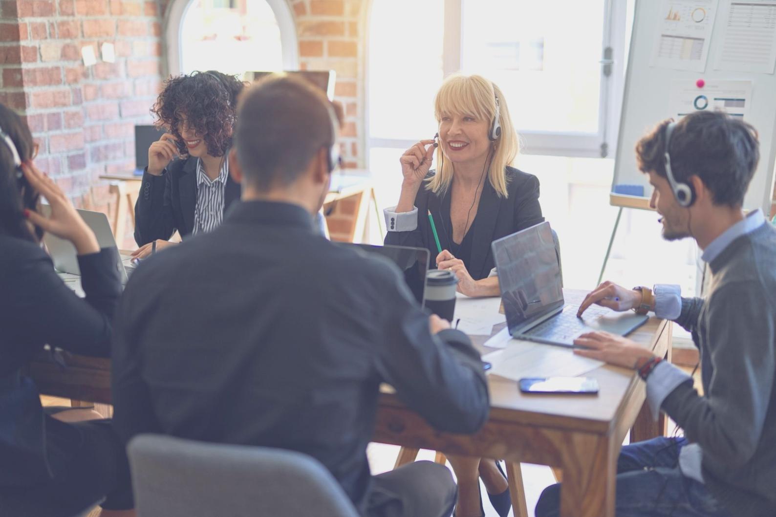 Estudiantes trabajando en ejercicios prácticos de finanzas